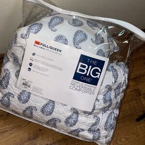Full size quilt, like new except small stain on pillow that would come out.